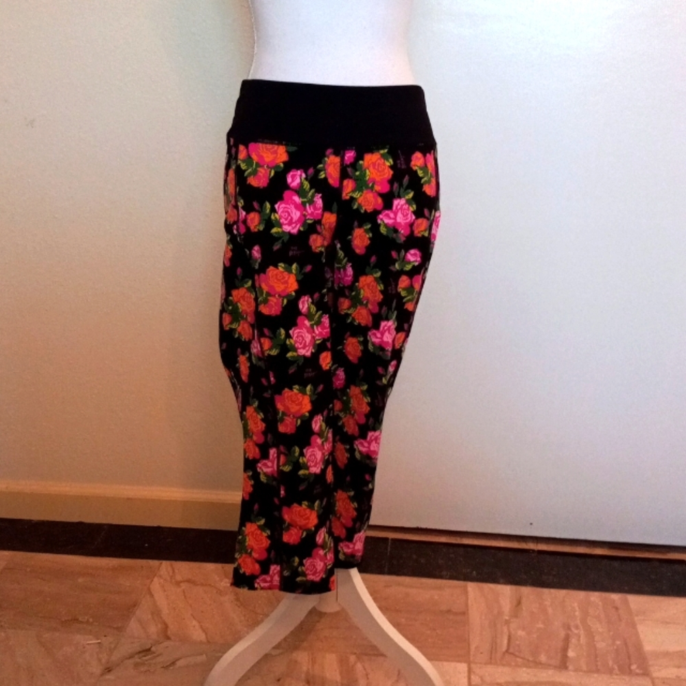 🖤⚘Betsy Johnson Black/ Floral Print Cropped Leggings W/Wide Waistband. Size L